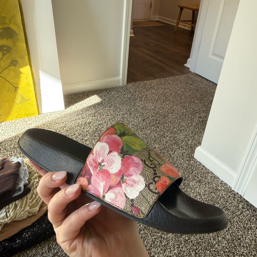 Gucci Women's Black and Pink Floral Sandals - Picture 4 of 7